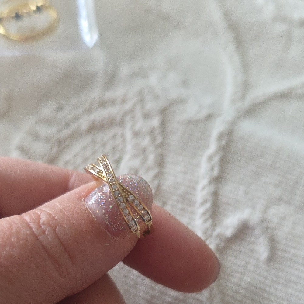 Elegant Gold and Silver Crossover Ring